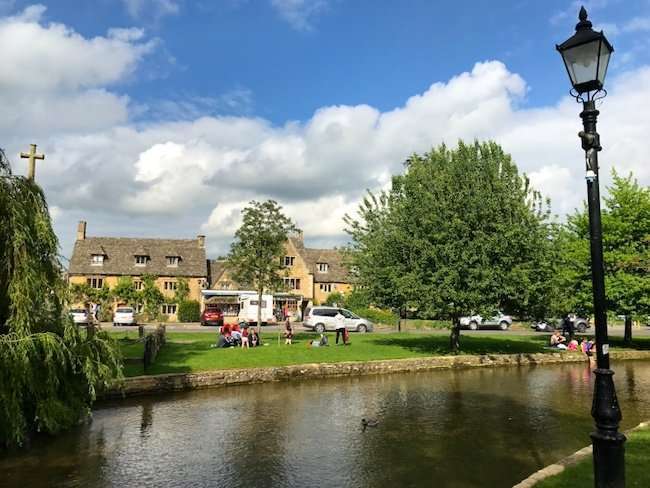 Veduta panoramica dei villaggi dei Cotswolds Bourton on The Water