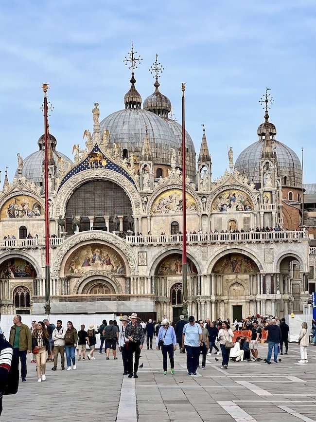 Venezia Piazza San Marco con Basilica illuminata