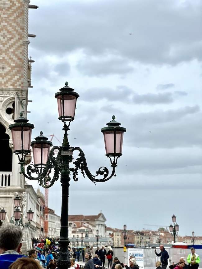 Venezia Piazza San Marco Turisti che passeggiano tra calli e ponti