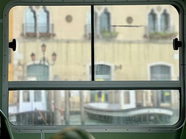Venezia Palazzi storici riflessi sull’acqua dei canali