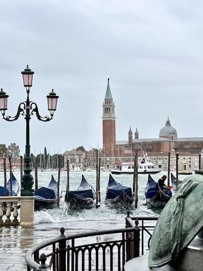 Venezia con barche e ponti caratteristici Piazza San Marco