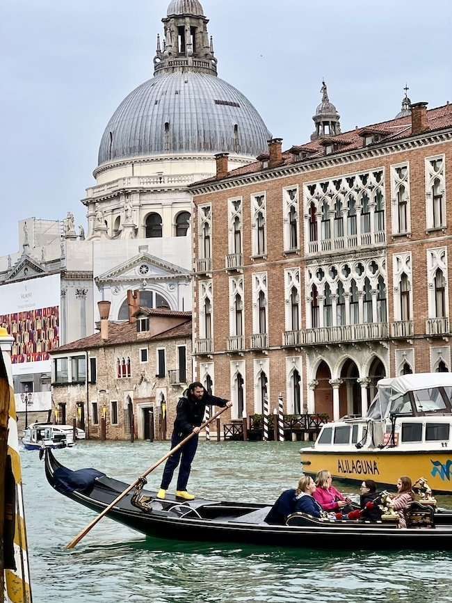 Canali di Venezia con gondole in movimento