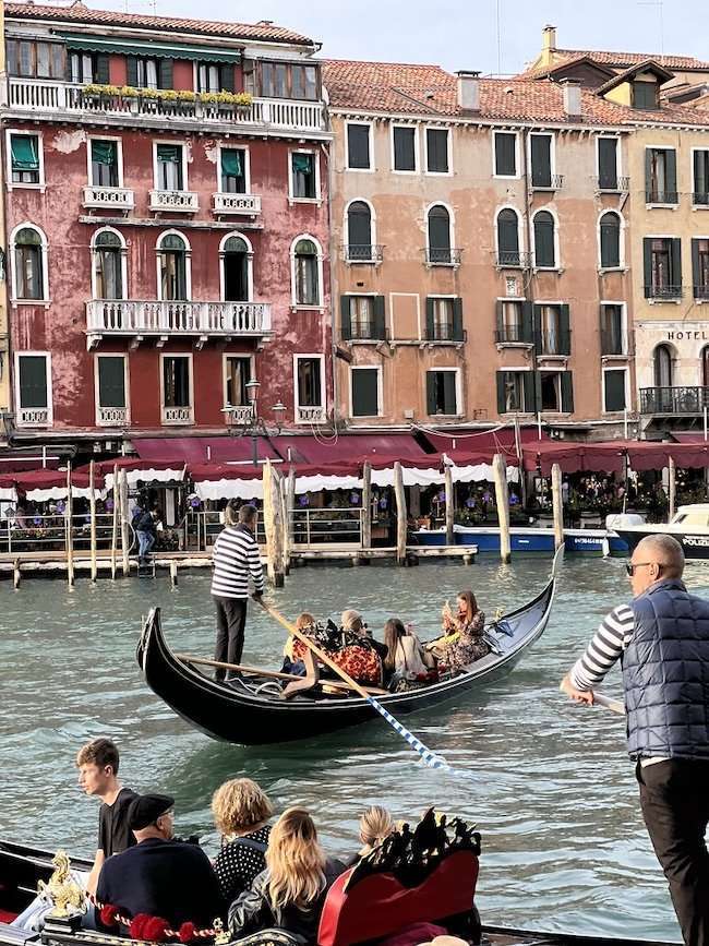 Canali di Venezia con gondole in movimento