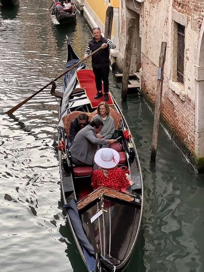 Canali di Venezia con gondole in movimento