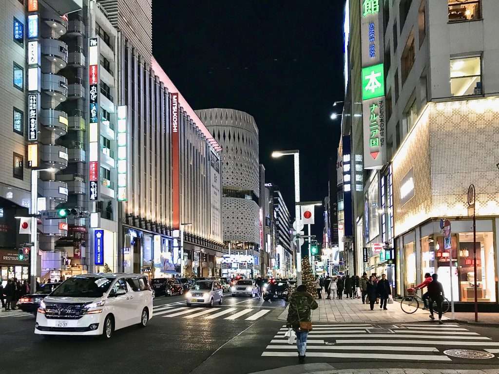 Strade eleganti del quartiere Ginza