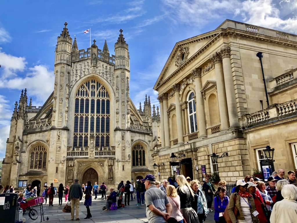Vista panoramica di Bath con i tetti in pietra dorata e la Bath Abbey sullo sfondo