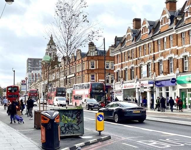 Brixton High Street con negozi e locali