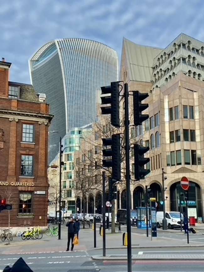 Edifici insoliti di Londra: 20 Fenchurch Street (Walkie Talkie)
Curvo, imponente, con un cielo-giardino in cima